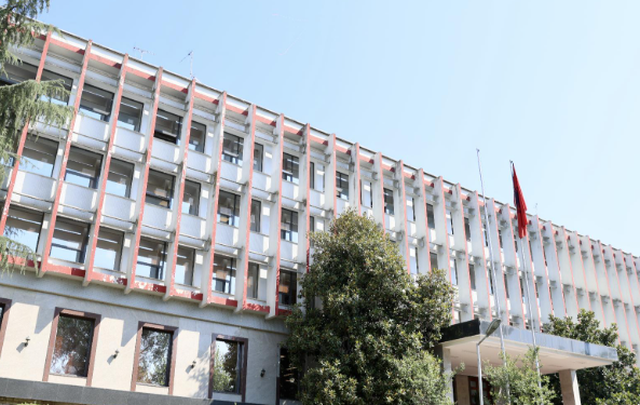 Ministria e Jashtme e Shqipërisë reagon ndaj zërave për largimin e Denion Meidanit