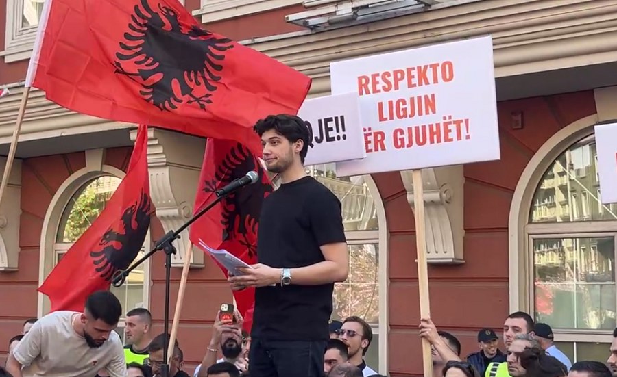 Studentët protestues i zgjerojnë kërkesat për gjuhën shqipe përtej provimit të jurisprudencës