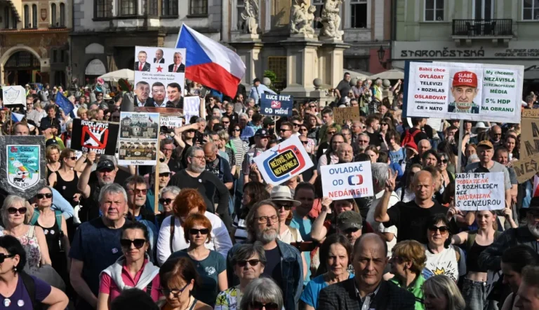Mijëra qytetarë protestojnë për pavarësinë e medias publike