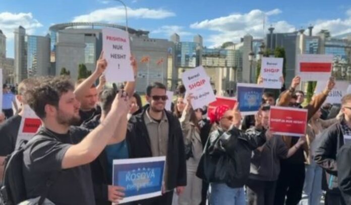 Nis grumbullimi i protestuesve para Stone Bridge në mbështetje të studentëve