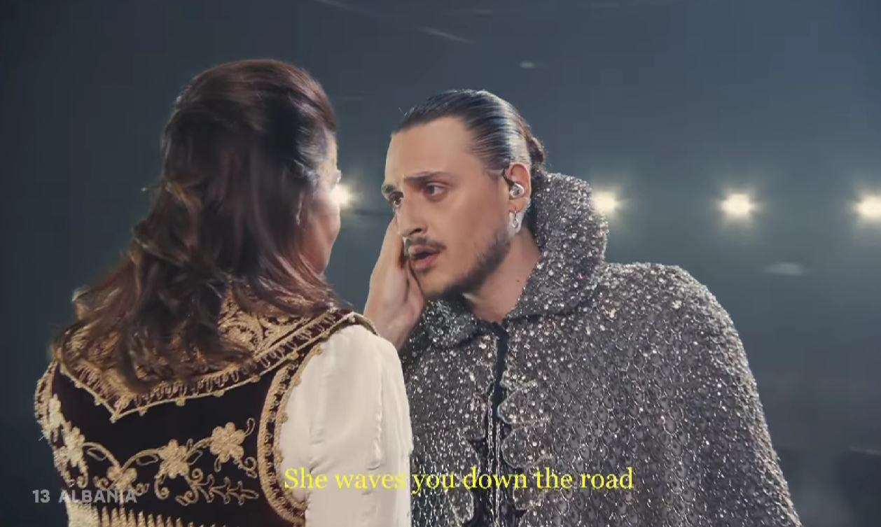 ”Nân” nga Alis prek FINALEN e Eurovisionit. Magjeps me zërin, rrënqeth aktorja Bulku