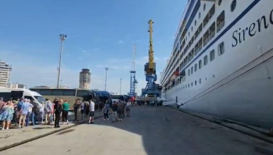 krocera-luksoze-sirena-ankoron-ne-durres-qindra-turiste-te-huaj-do-te-eksplorojne-bukurite-shqiptare
