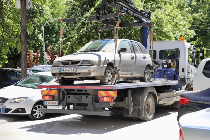 Nis largimi i mbi 200 automjeteve të braktisura në Çair