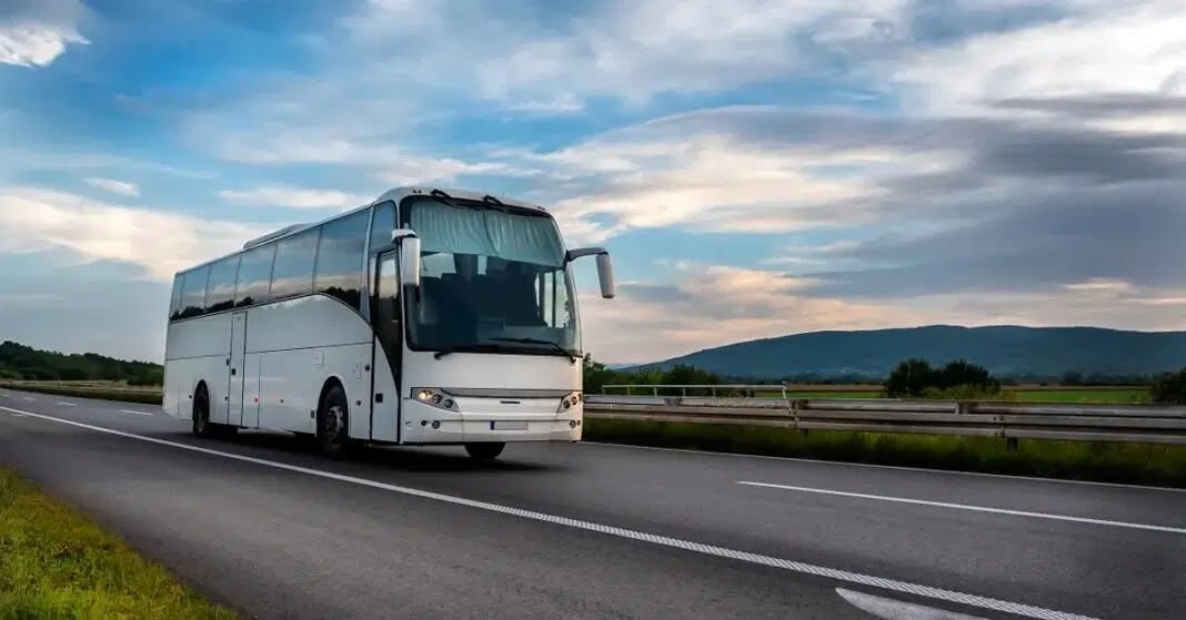 Policia ndalon autobusin me nxënës nga ekskursioni në autostradën Veles-Shkup, prindi raportoi se po prishej gjatë rrugës