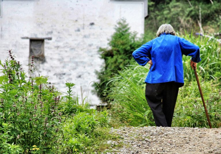 Vejusha kineze, 93 vjeç, urdhërohet të largohet nga Zvicra