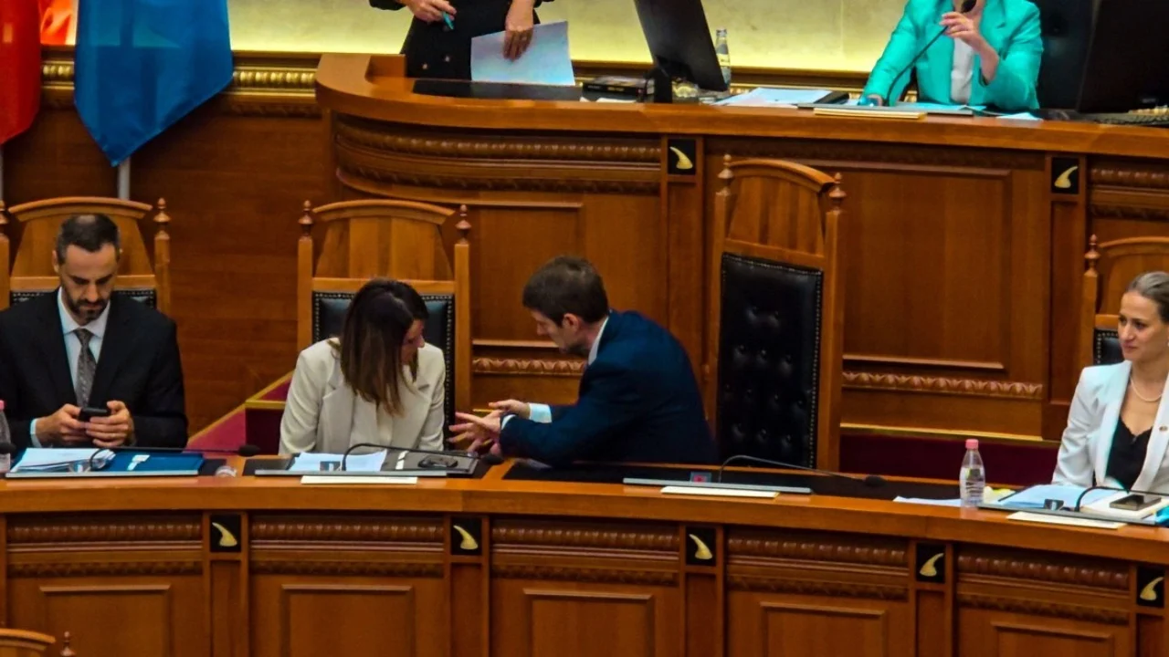 Foto lajm   Qetësi dhe dashuri  në Kuvend për integrimi  mungojnë bllokimi i foltores dhe përplasjet me Gardën  Ferit Hoxha  i zë vendin  Ramës  Çfarë nuk u pa nga seanca