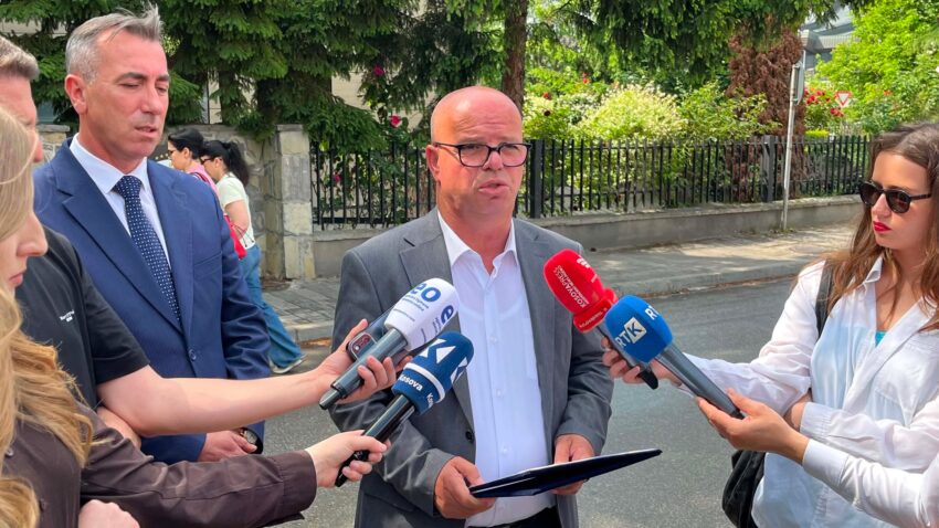 AKK dorëzon në Kushtetuese Rregulloren për Shërbimin Civil  Latifi  Qeveria po cenon autonominë e komunave