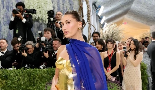 Hailey Bieber në Met Gala 2026: Një Homazh Artistik ndaj Stilit të Claude Lalanne 