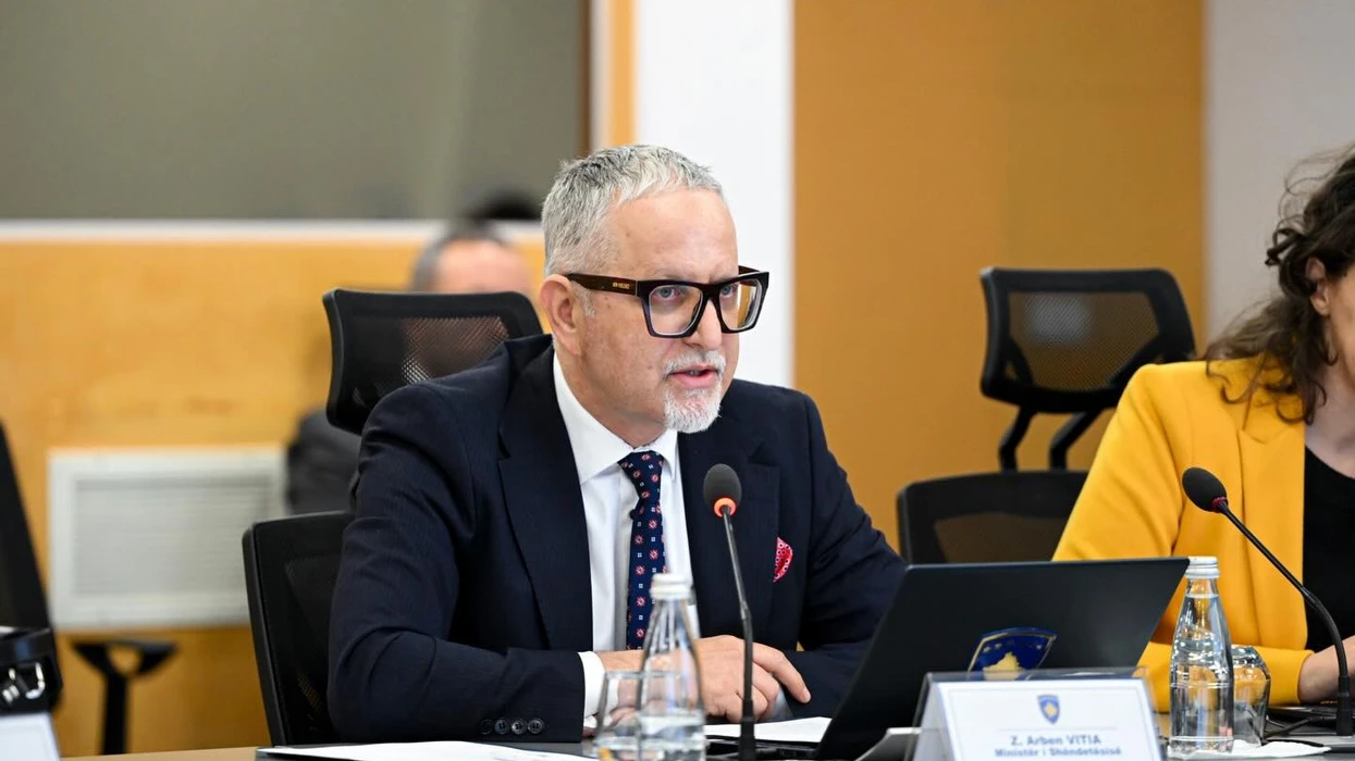 nga-3000-ne-500-euro-vitia-nenshkruan-udhezimin-e-ri-administrativ-per-specializime