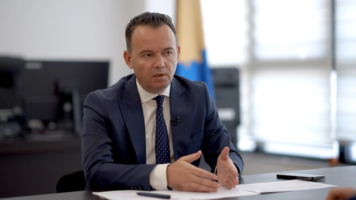 Profil mashtrues me emrin e tij në WhatsApp  reagon Faton Peci  Mos bini pre e mashtrimeve