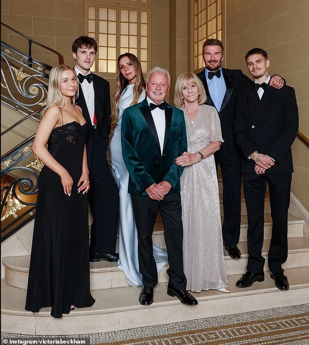 Victoria dhe David Beckham organizojnë festë luksoze për 80 vjetorin e babait  Brooklyn mungon në ngjarjen familjare