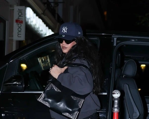 Rihanna në Paris: Stili Minimalist i Yllit Global tërheq Vëmendjen në Kryeqytetin e Modës
