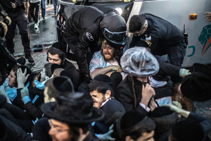 Izraeli: Policia ndërhyn kundër protestës së hebrenjve ultra-ortodoksë për shërbimin ushtarak
