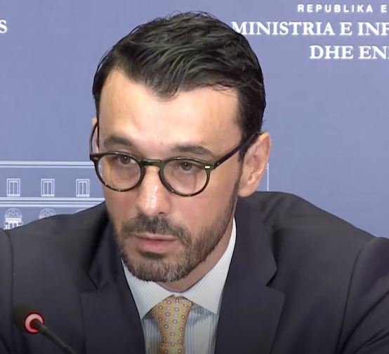 ministri-enea-karakaci-i-prere-nuk-do-lejojme-vonesen-e-aeroportit-te-vlores-prej-sherrit-te-ortakeve-ndertues
