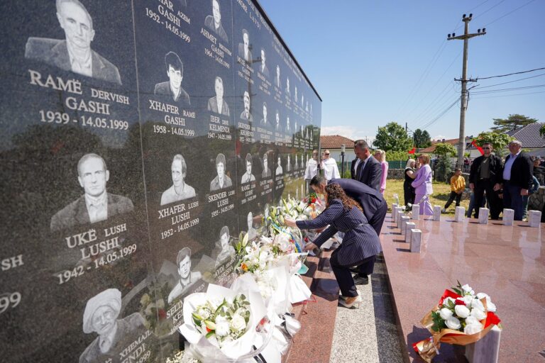Osmani dhe Abdixhiku bëjnë homazhe në Qyshk  Drejtësia për viktimat e luftës mbetet obligim kombëtar