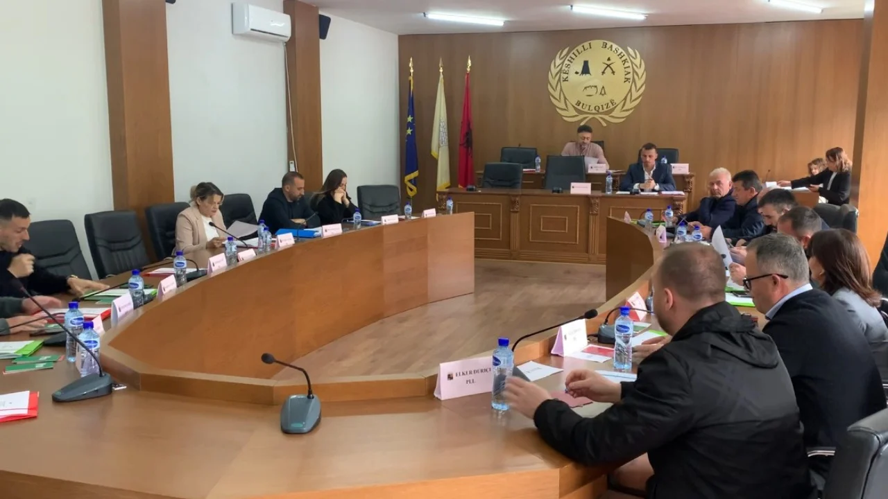 deshton-per-here-te-trete-mbledhja-e-keshillit-bashkiak-ne-bulqize-tensione-dhe-debate-mes-mazhorances-dhe-opozites