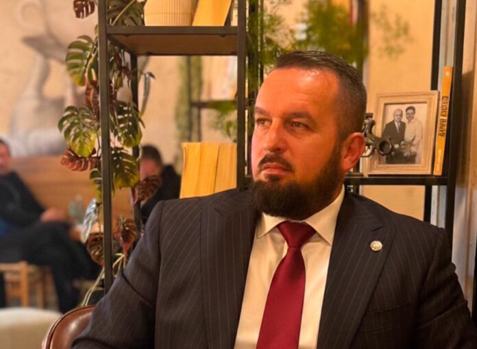pajaziti-politikanet-qe-perfitojne-nga-protestat-studentore-hidhini-ne-koshat-e-plehrave