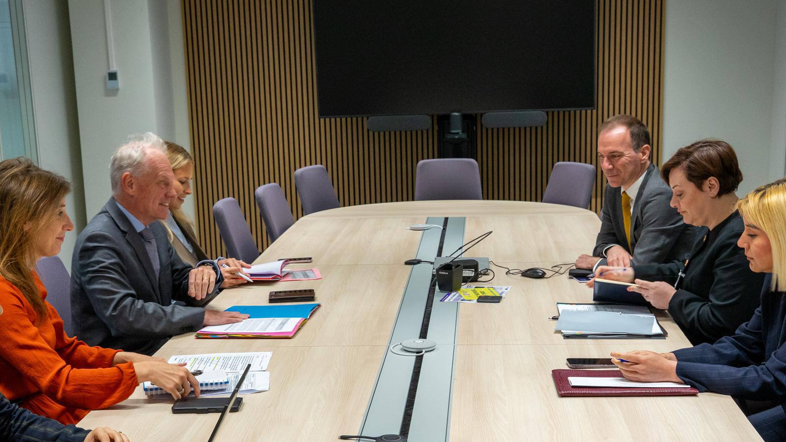 Ministrja e Financave Dimitrieska-Koçoska diskuton reformën fiskale në takim me Komisionin Evropian 