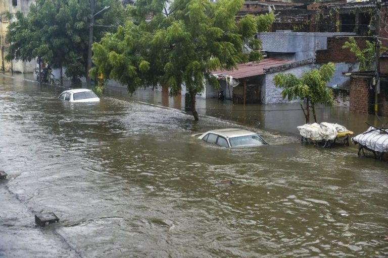 90 viktima dhe dhjetëra të plagosur nga stuhitë në Utar Pradesh