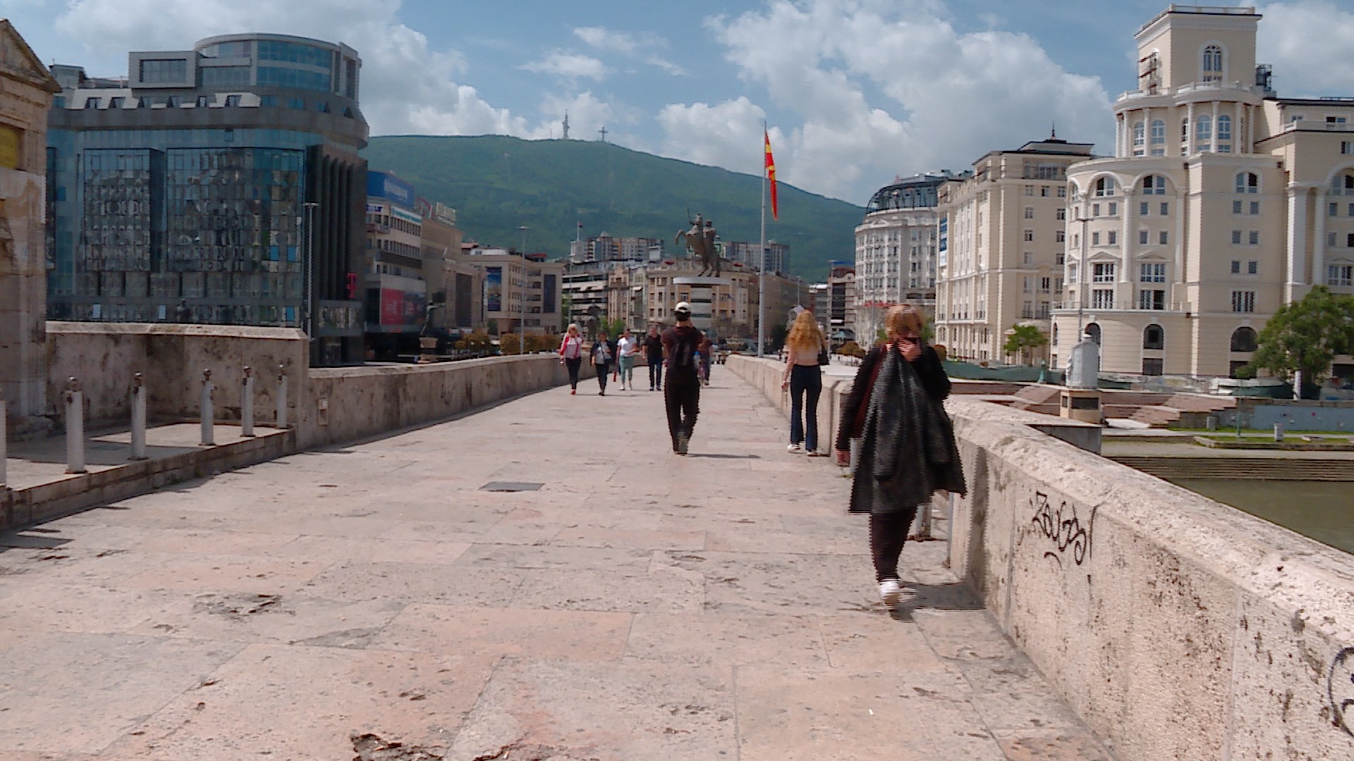 Mushkonjat “pushtojnë” Urën e Gurit, qytetarët kërkojnë masa urgjente në Shkup