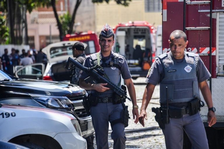 Dy vdekje tragjike në sulm me armë në shkollë: 13-vjeçari arrestuar
