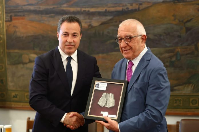 Peleshi takon homologun grek: Greqia mbështet anët