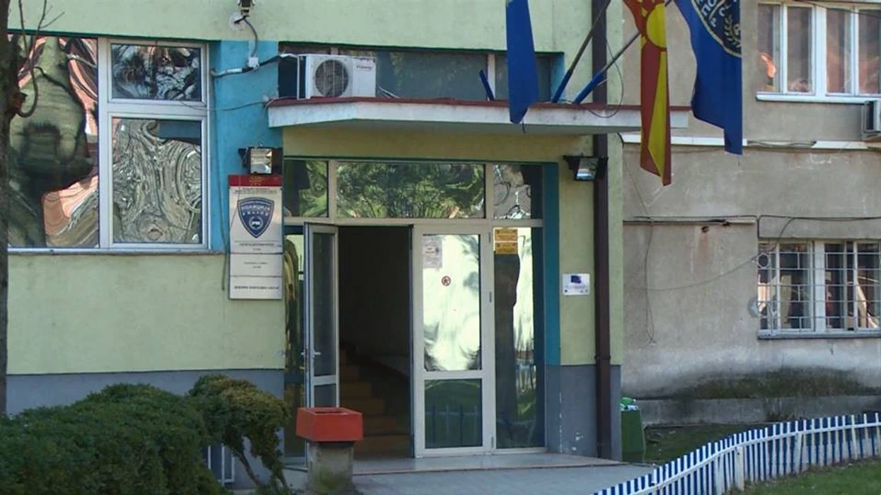 Shpërtheu zjarr në tualetin e shkollës “Mosha Pijade” në Tetovë, gjashtë persona përfundojnë në spital nga thithja e tymit