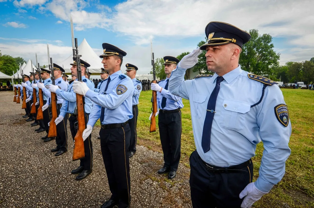Ministri Toshkovski nuk i inkurajon policët të mbajnë mjekër