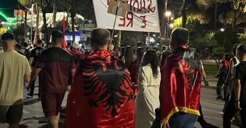  Rama dorëhiqu  nuk tërhiqemi    S ndalet marshimi nëpër Tiranë