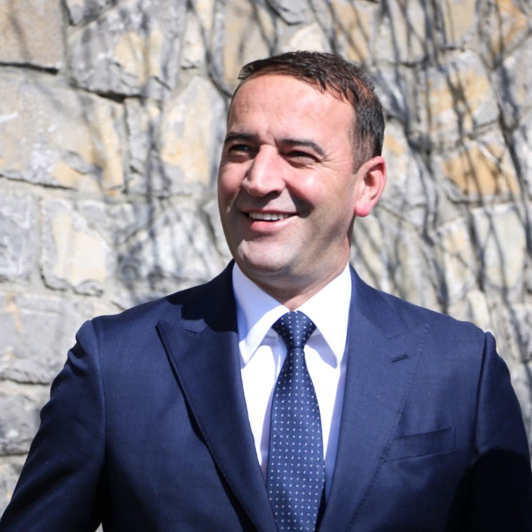 Lok Komoni i kushton këngë Daut Haradinajt