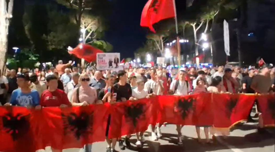  Rama n burg  Berisha n burg   dita e 27 të e protestës  qytetarët marshojnë pranë selisë së PD së  Opozitë e shitur