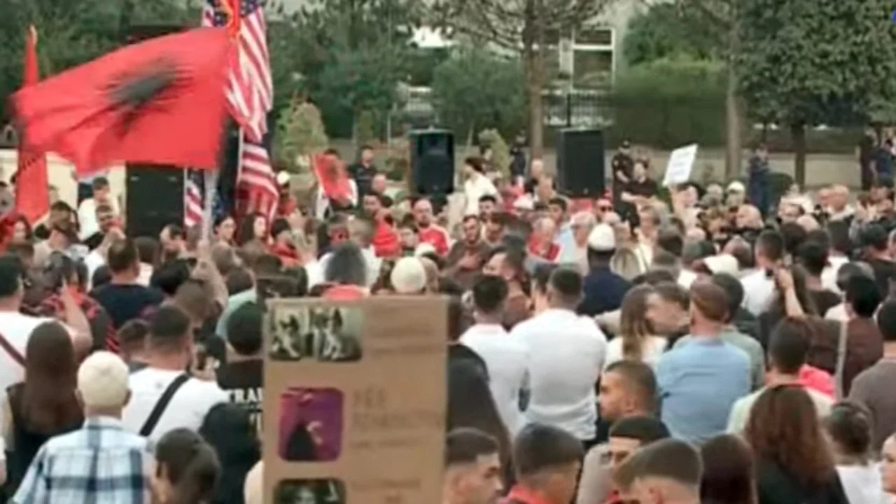  Në 4 Korrik  e gjithë diaspora këtu   dita e 24 e protestës  qytetarët të grumbulluar para Kryeministrisë  kërkojnë qeveri teknike