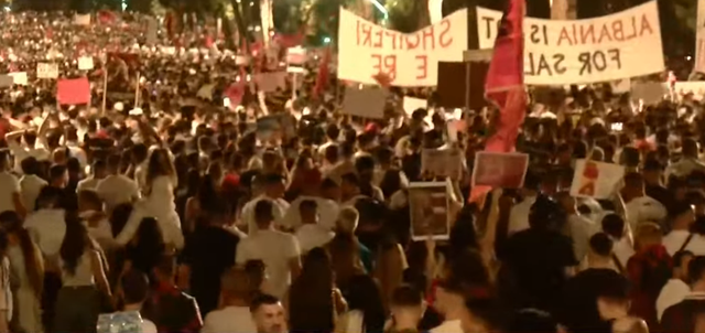 Mbyllet protesta, qytetarët vijojnë marshimin drejt rrugëve 