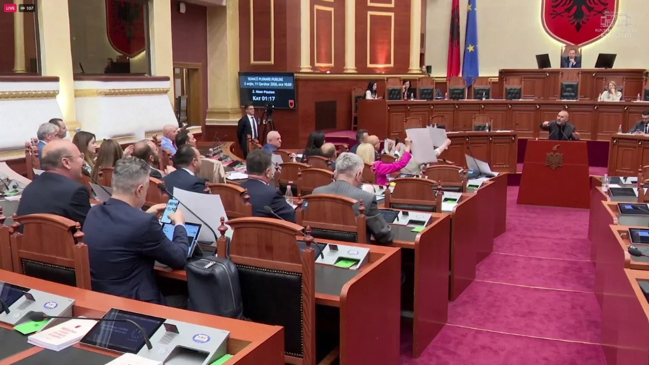 Deputetët e PD “vjedhin” këngën e protestës dhe e këndojnë n