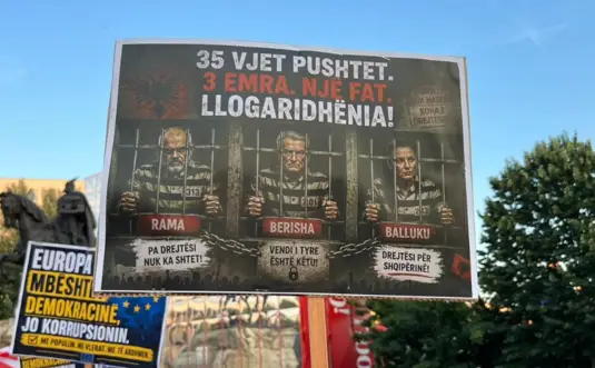 Dita e 27 e protestës në Tiranë  qytetarët nisin marshimin drejt Kryeministrisë  kërkojnë dorëheqjen e Ramës