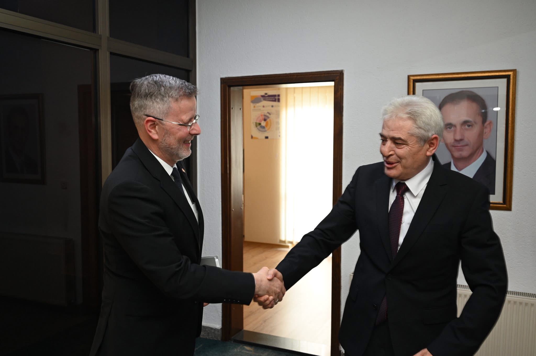 Ahmeti pret ne seli ambasadorin zviceran: Shpreha 