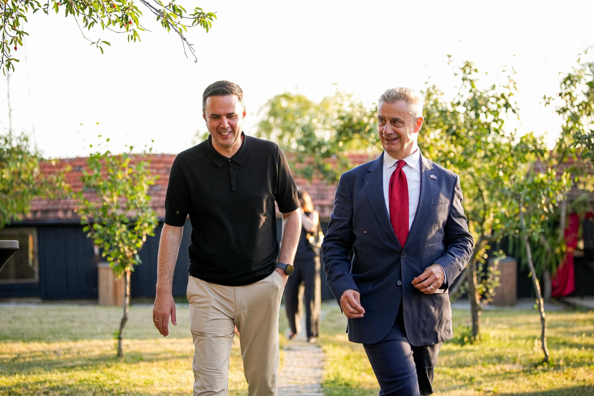 ne-ditelindjen-e-mbretit-charles-abdixhiku-thekson-miqesine-kosove-britani