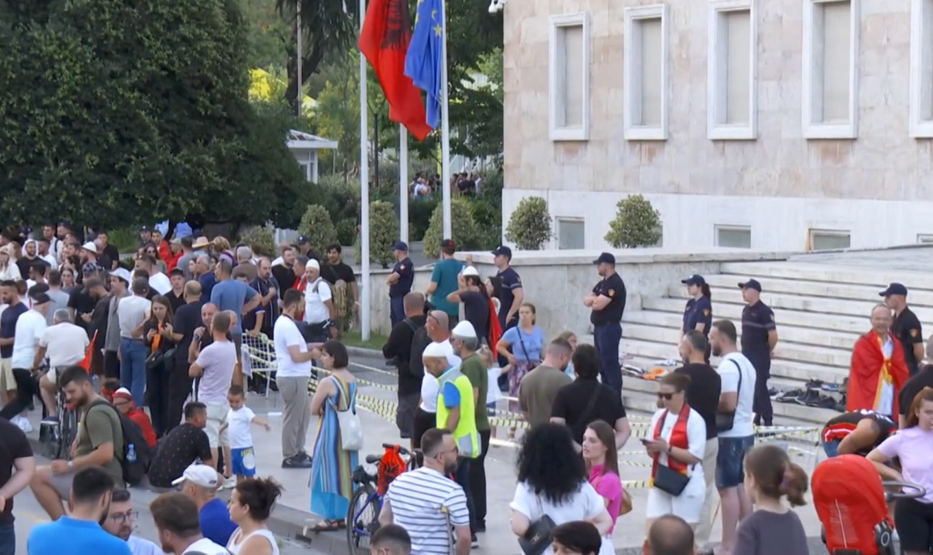 Protestuesit tentojnë të bllokojnë hyrjen e Kuvendit  përplasen me policinë