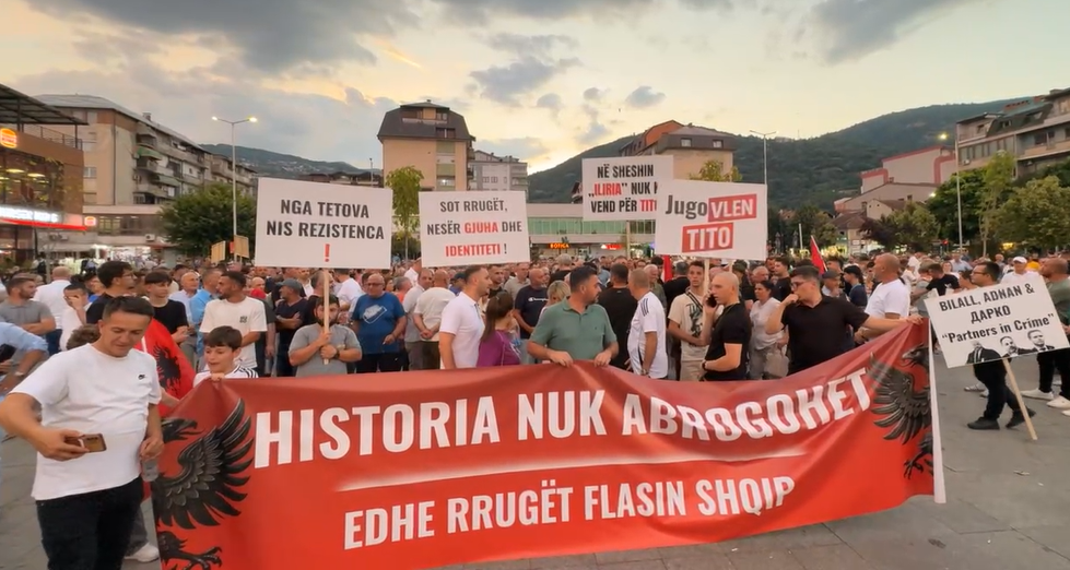 Qytetarët e Tetovës protestuan kundër shfuqizimit të emrave të rrugëve
