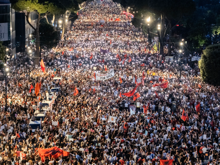 anembane-botes-nga-europa-ne-shba-e-kanada-protestat-masive-te-shqiptareve-pushtojne-kryeqytetet-kryesore-rama-jep-doreheqjen