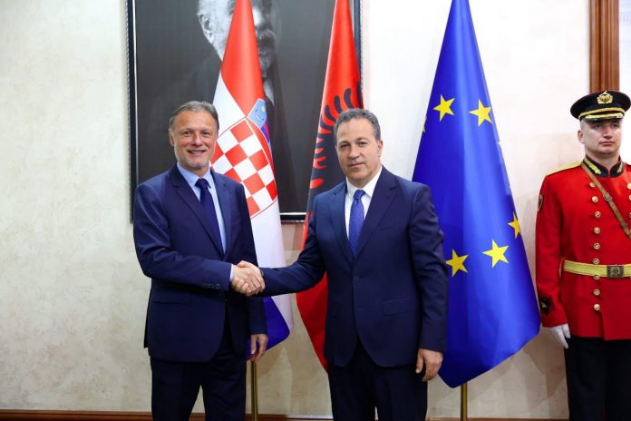 Peleshi pret homologun kroat: Forcim i marrëdhënieve të shkë
