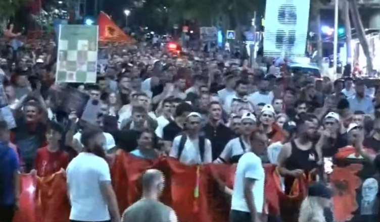 Mbyllet protesta  qytetarët nisin marshimin