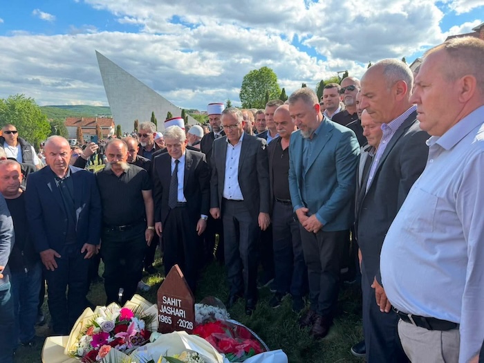 ali-ahmeti-merr-pjese-ne-varrimin-e-bashkeluftetarit-sahit-jashari-lavdi-jetes-dhe-vepres-se-tij