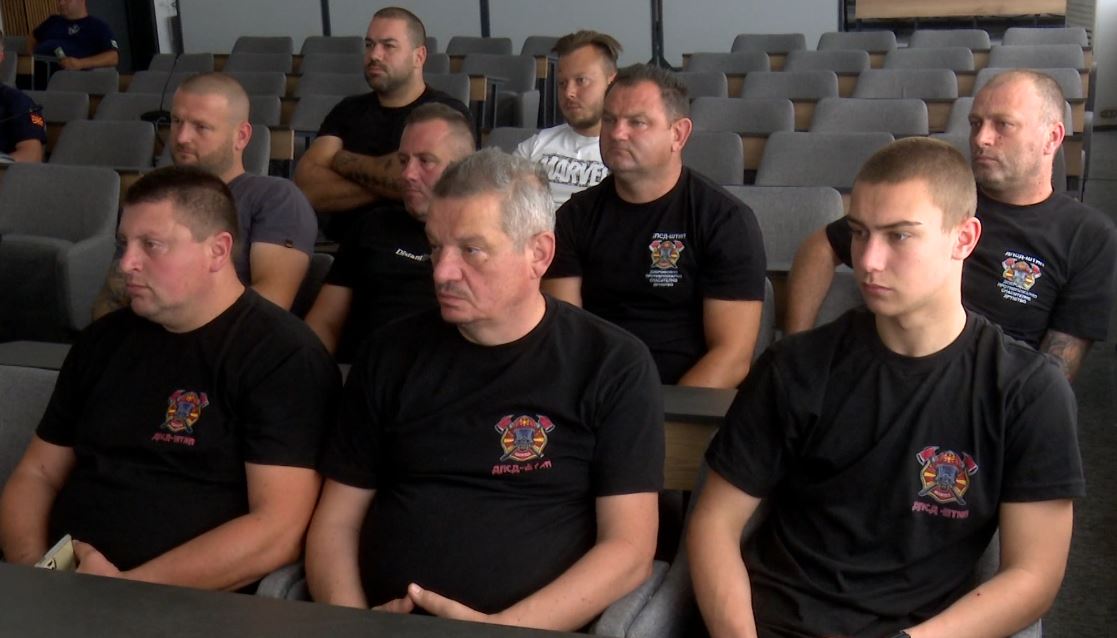 Zjarrfikësit vullnetarë mbështesin profesionistët në shuarjen e zjarreve