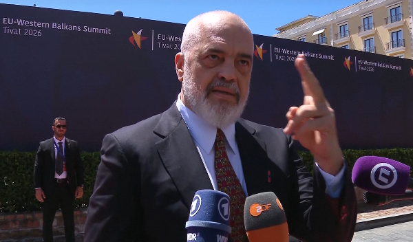 protesta-ne-shqiperi-rama-projekti-i-sazanit-dhe-zvernecit-s-ndalet