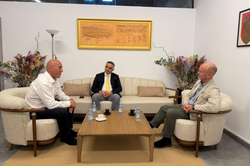 Haradinaj takon kolonelin britanik Chris Warren  Mik i madh i Kosovës dhe mbështetës i rrugës drejt NATO s