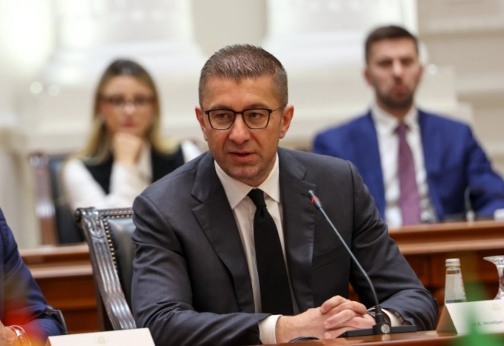 Mickoski bazuar në tri anketa: Befasi e këndshme q