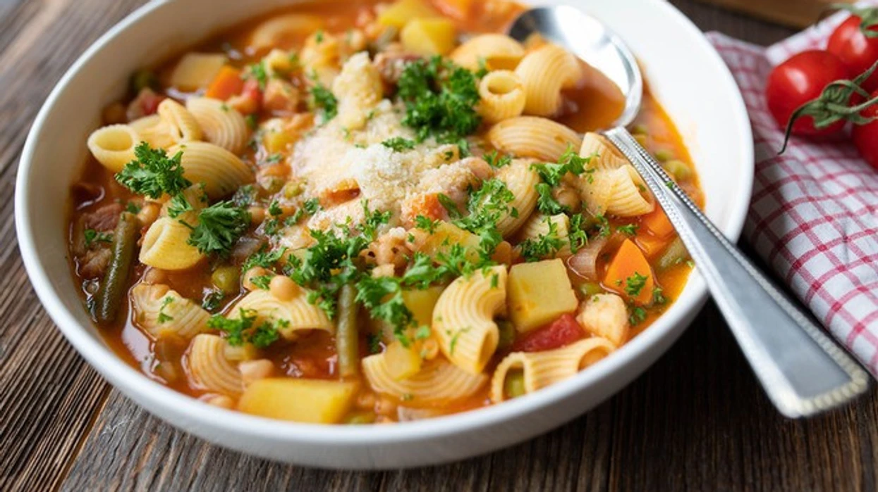 Minestrone me makarona dhe perime   receta e ngrohtë që zëvendëson edhe drekën