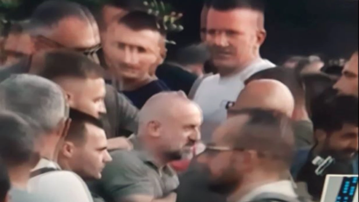 Milan Radoiçiq shfaqet në tubimin e Vuçiqit në Beograd