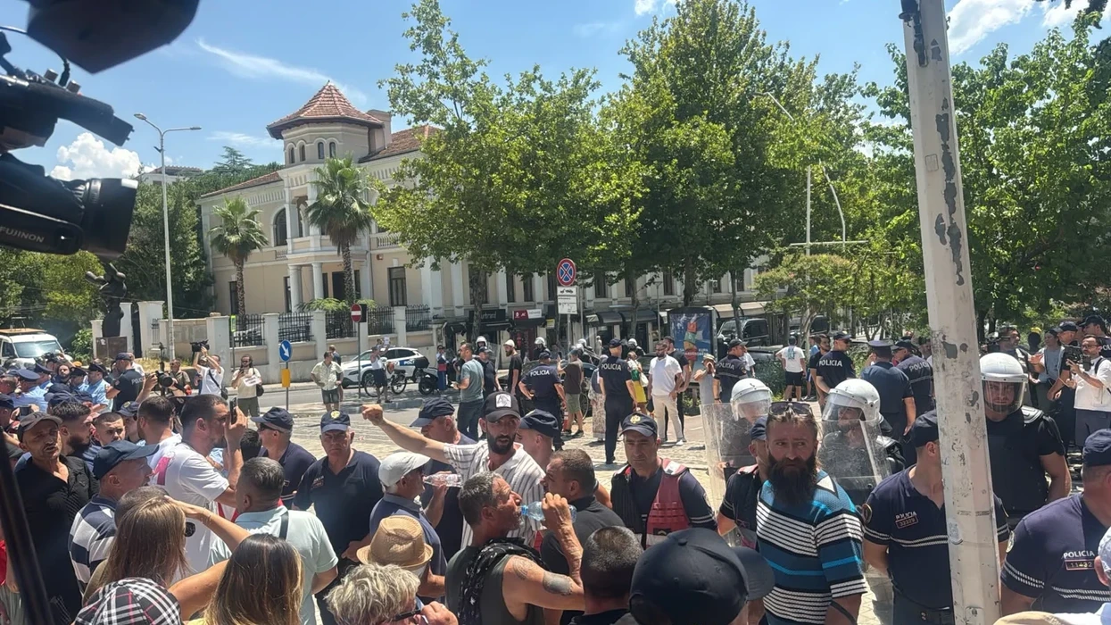 Protestuesit tentojnë të bllokojnë hyrjen e Kuvendit  përplasen me policinë